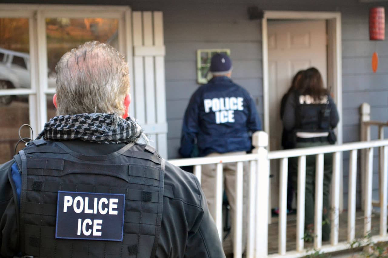 ¿Por qué ICE está enviando indocumentados arrestados a hoteles?
