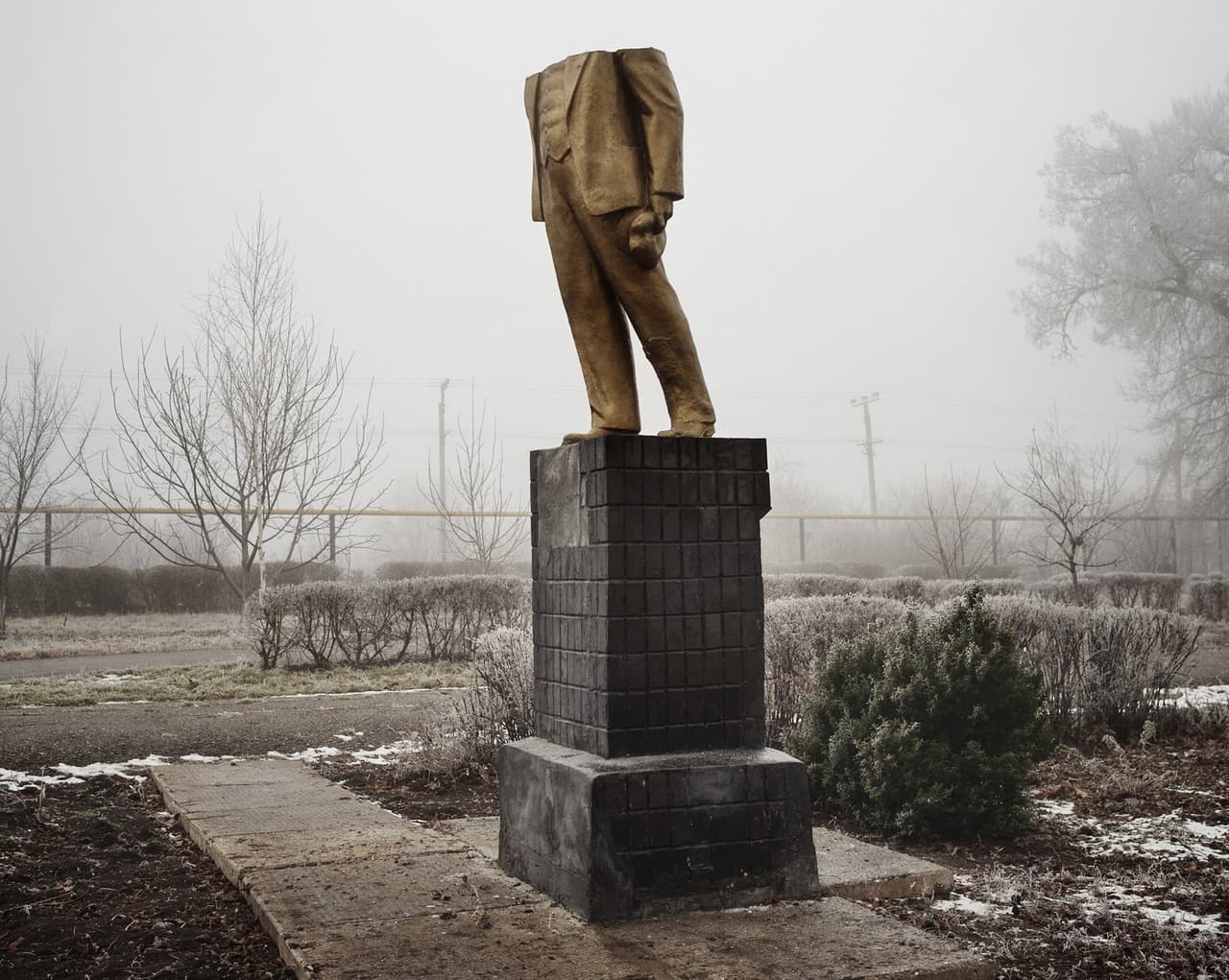 Una estatua decapitada de Lenin en Cheminots Park, Kotocsk, Ucrania, el 19 de diciembre de 2013. La imagen había sido destruida por grupos ultra nacionalistas la noche del 8 al 9 de diciembre de ese año.