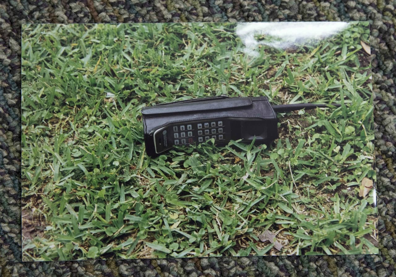 El celular de la cantautora de 'Bidi, Bidi, Bom, Bom' quedó en el pasto. Un aparato similar se encuentra entre los objetos del museo que su familia abrió en Corpus Christi al lado del estudio de grabación Q Productions.