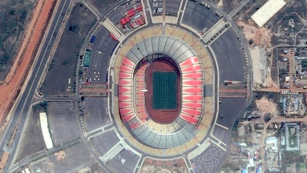 En Angola, China apoyó la construcción del Estadio 11 de Noviembre, en el que caben 48,500 personas.