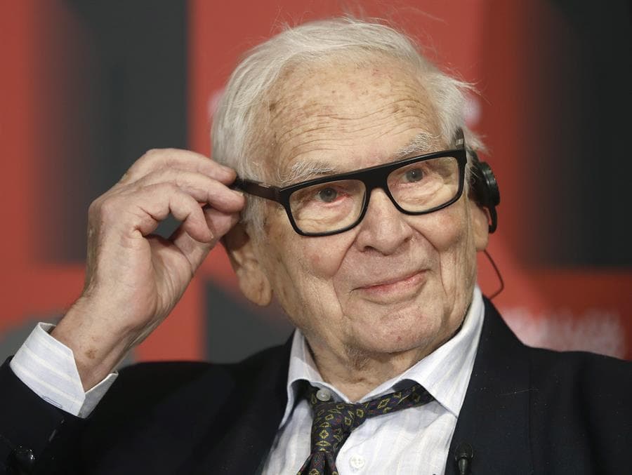 <b>Pierre Cardin, 98 años:</b> Aunque nacido en Italia, Cardin fue uno de los protagonistas de la renovación de la alta costura francesa en la posguerra y creador de un imperio de la moda bajo la marca registrada de su nombre. 
<a href="https://www.univision.com/noticias/mundo/muere-disenador-moda-pierre-cardin">Su familia informó el fallecimiento el martes 29 de diciembre</a>.