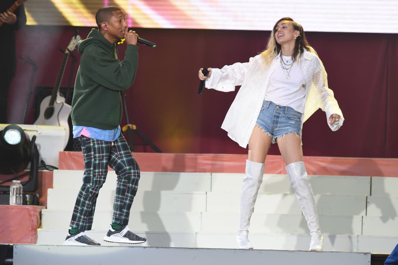 Pharrell Williams y Miley Cirus protagonizaron uno de los momentos más alegres del homenaje, cuando ambos cantaron el tema 'Happy', que popularizó Williams.