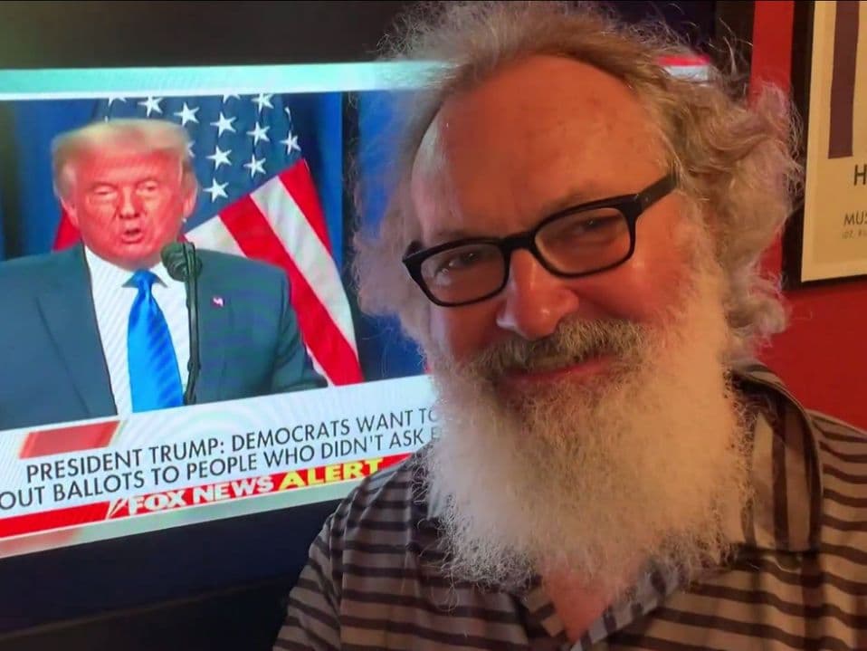 Precisamente una alusión a Fox News fue lo que hizo que Quaid, quien en la imagen aparece en un video de su página de YouTube el día de las elecciones de 2020, terminara con el respaldo de Donald Trump. 
<br>
<br>El actor afirmó que prefiere recibir sus noticias por la cadena OANN, quien ha repetido lor argumentos infundados del presidente sobre un supuesto fraude, que la cadena de Murdoch. 
<a href="https://twitter.com/RandyRRQuaid/status/1327043884082409474?s=20" target="_blank">¡Fox está muerto para mí!, tuiteó este martes. </a>