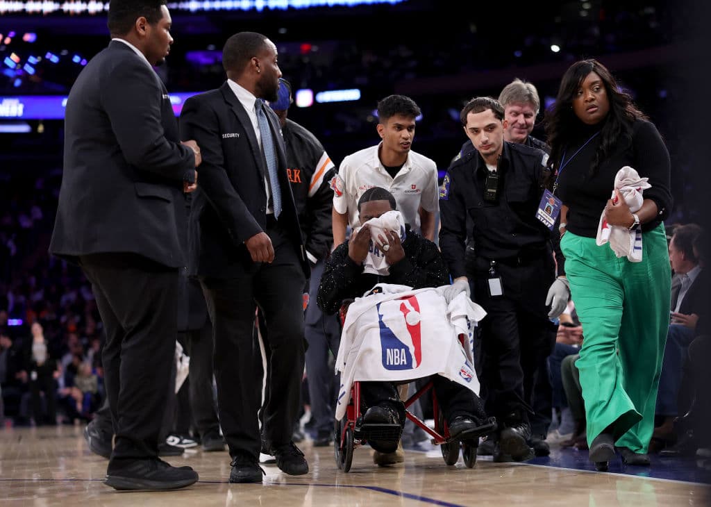 El comediante y actor Tracy Morgan es retirado de la cancha por el personal médico en el tercer cuarto del partido entre los New York Knicks y los Miami Heat en el Madison Square Garden el 17 de marzo de 2025 en la ciudad de Nueva York. Los New York Knicks derrotaron a los Miami Heat por 116-95