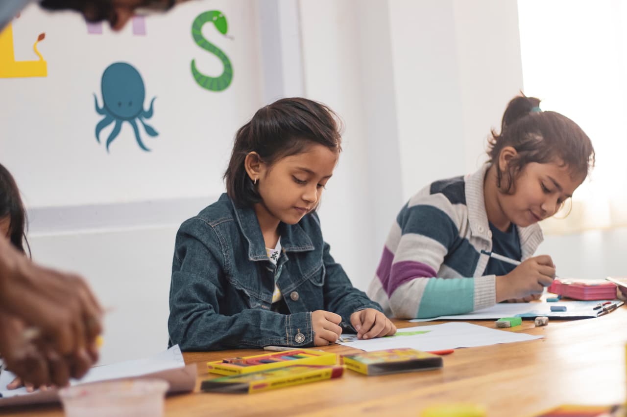 <b>Llamar a la escuela de tus hijos</b>
<br>
<br>Averigüa qué planes tiene la escuela de tus hijos para salir temprano, o suspender clases, en caso de un brote o contagio.