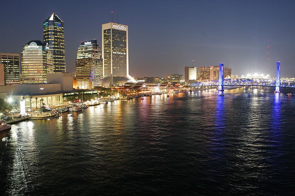 <b>Jacksonville, Florida,</b> una importante ciudad costera en el sureste de Estados Unidos también está afectada por el hundimiento de tierra. De acuerdo con la investigación, al menos el 20% del área urbana de la ciudad, que se encuentra entre las 10 con mayor crecimiento de EEUU, se está hundiendo.
<br>
<br>