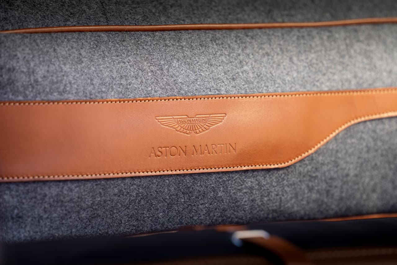 La Aston Martin DBX 2021 debuta en el Auto Show de Los Ángeles 2019.