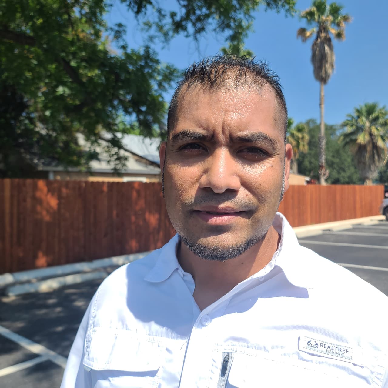 Neftalí Barboza es un pastor de la Iglesia Nueva Jericó que nació y creció en Uvalde. Por estos días ora por las familias golpeadas por una masacre que creían "nunca sucedería" en el pueblo, y prepara junto con otros pastores y religiosos ayuda espiritual para ayudarlas a sobrellevar el trauma.
<br>
<br>Reconoce que será un camino de recuperación largo. 
<b>"Será necesaria la consejería, no es algo que se sana de un día para otro, tampoco se olvida"</b>, admite.
<br>
<br>Mientras las familias están preparadas para recibir ayuda tras los primeros días del impacto inicial, Barboza les envía en sus oraciones "fortaleza y consuelo". "Creemos que nunca va a suceder, pero desafortunadamente sucedió".
<br>
<br>
<b>"Sé que hay muchas preguntas, pero ahorita doy gracias a Dios por la unidad que se ha dado".</b>