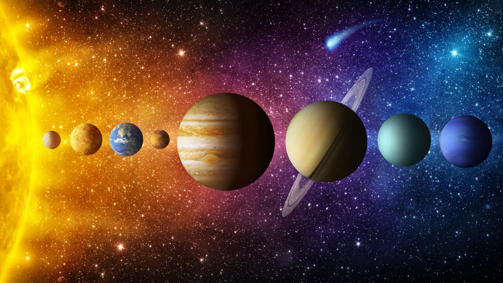 Quirón tarda entre 50 y 51 años para dar una vuelta completa al Sol, y debido a su trayectoria muy elíptica su permanencia en cada signo varía entre 1.5 y 8 años.