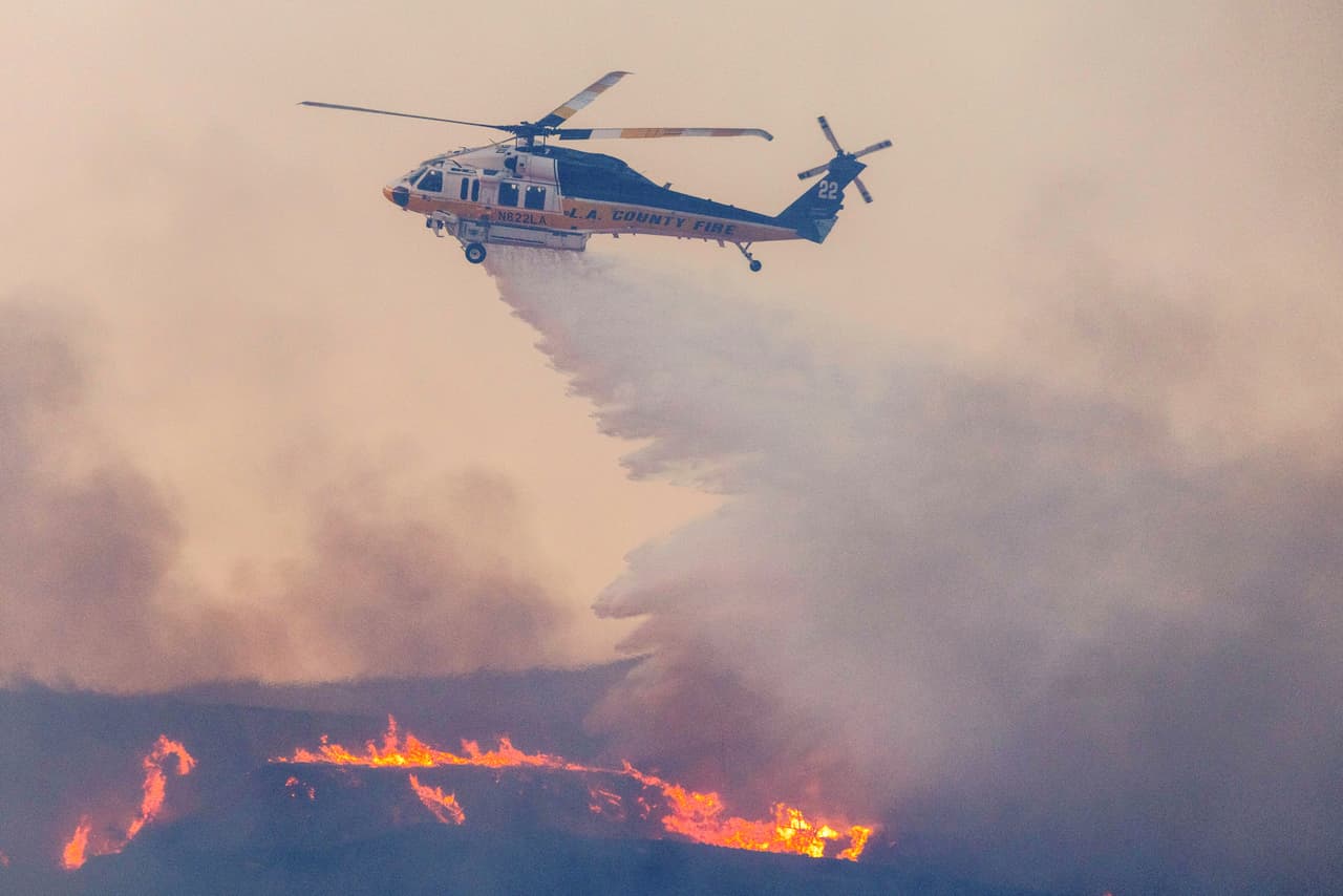 Los bomberos han priorizado la creación de líneas de contención y la protección de comunidades vulnerables, mientras que las autoridades locales trabajan en desviar el tráfico y facilitar rutas seguras.