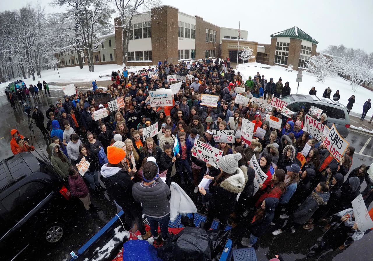 <b>Yarmouth, Main.</b> A pesar de las nevadas que han azotado al estado en las últimas semanas, los estudiantes de la secundaria Yarmouth protestaron en la calle durante 17 minutos.