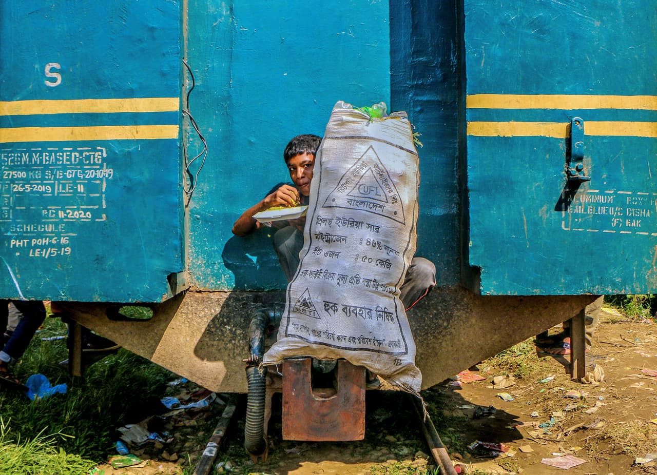 <b>‘El viaje arriesgado’</b>
<br>
<br>“En busca de sustento, este joven recolecta artículos de plástico de diferentes partes de la ciudad y los lleva a la fábrica para venderlos”, explica el premio sobre esta foto finalista. Fue tomada en la ciudad de Chittagong, Bangladesh.
<br>