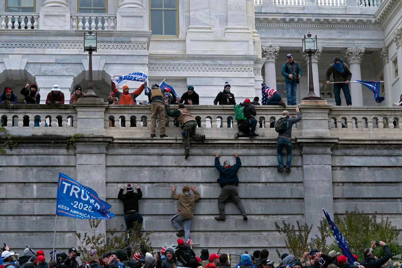 <b>Saltando el muro (del Capitolio)</b>
<br>
<br>Un grupo de seguidores del expresidente Donald Trump trepan uno de los muros del Capitolio estadounidense, el 6 de enero. Los manifestantes 
<a href="https://www.univision.com/noticias/politica/en-fotos-partidarios-de-trump-entran-a-la-fuerza-al-capitolio-de-estados-unidos-protesta-donald-trump-joe-biden-elecciones-2021-fotos"><u>entraron al recinto a la fuerza</u></a> para intentar la confirmación de la victoria de Joe Biden en las elecciones presidenciales