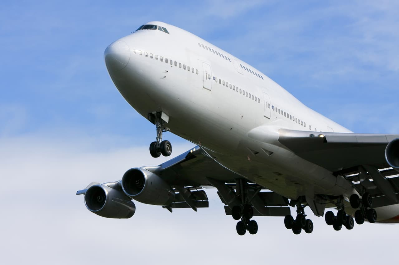 Un Boeing 747 aproximándose a la pista de aterrizaje. 
<br>
<br>A principios de 2023 y después de cinco décadas ininterrumpidas terminará la producción de este icónico modelo de aeronave, conocida como la ‘reina de los cielos’. Ahora es utilizada principalmente como aeronave de carga.
<br>