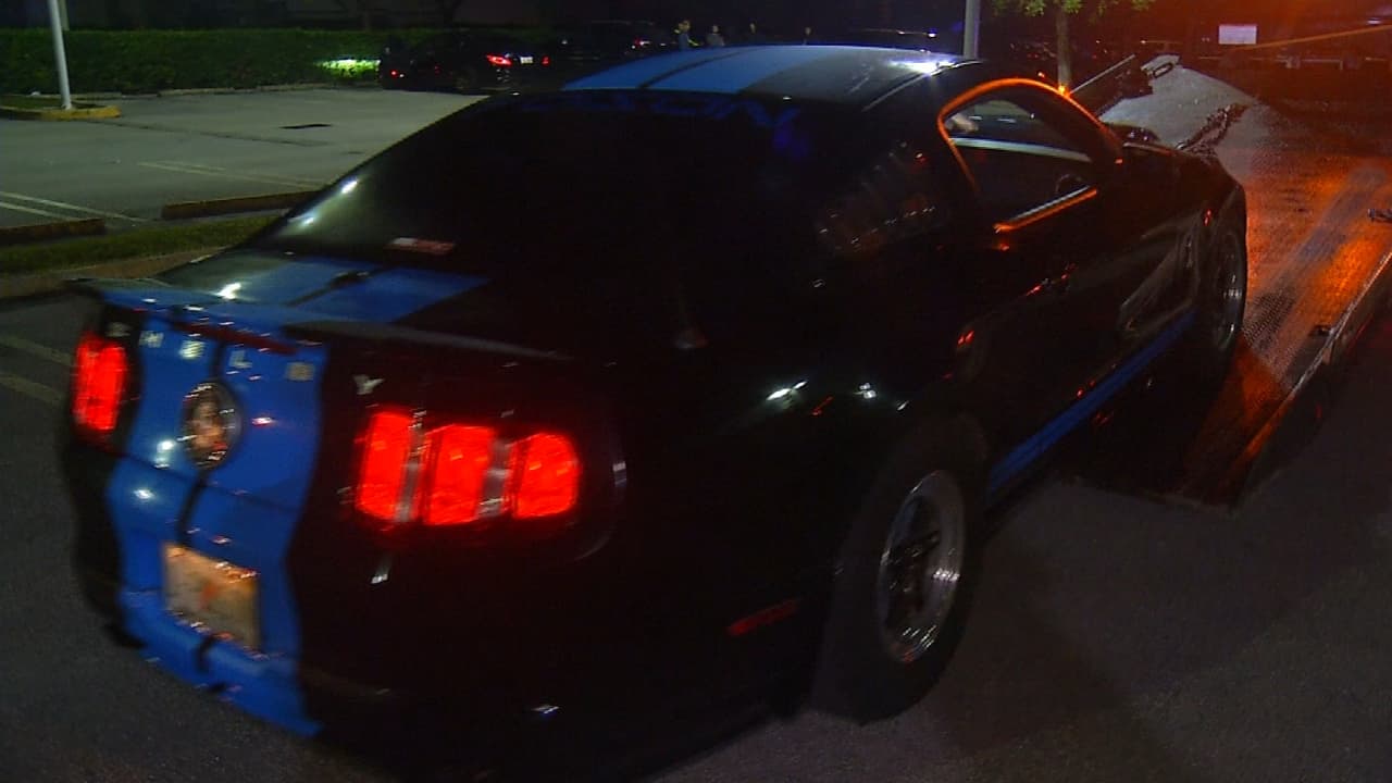 Nombre: Ford Mustang Shelby GT500 (2da Generación)
<br>Precio Base: $55,000
<br>Motor: V8 5.8 litros Supercargado
<br>Potencia: 662 hp @ 6500 rpm; 631 lb-ft @ 4000 rpm 
<br>Velocidad Máxima: 202 mph (323 km/h)
<br>Aceleración (0-60 mph): 3.5 segundos
<br>
<br>