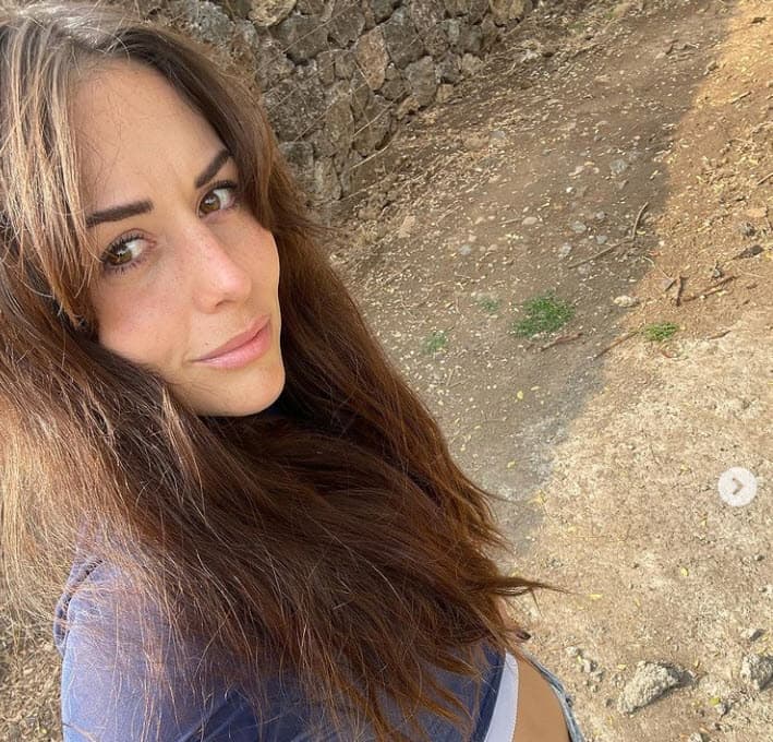 En tanto a su hermana, Zuria Vega, ambos se siguen, aunque no es muy frecuente que Adrián Uribe le deje mensajes. 
<br>