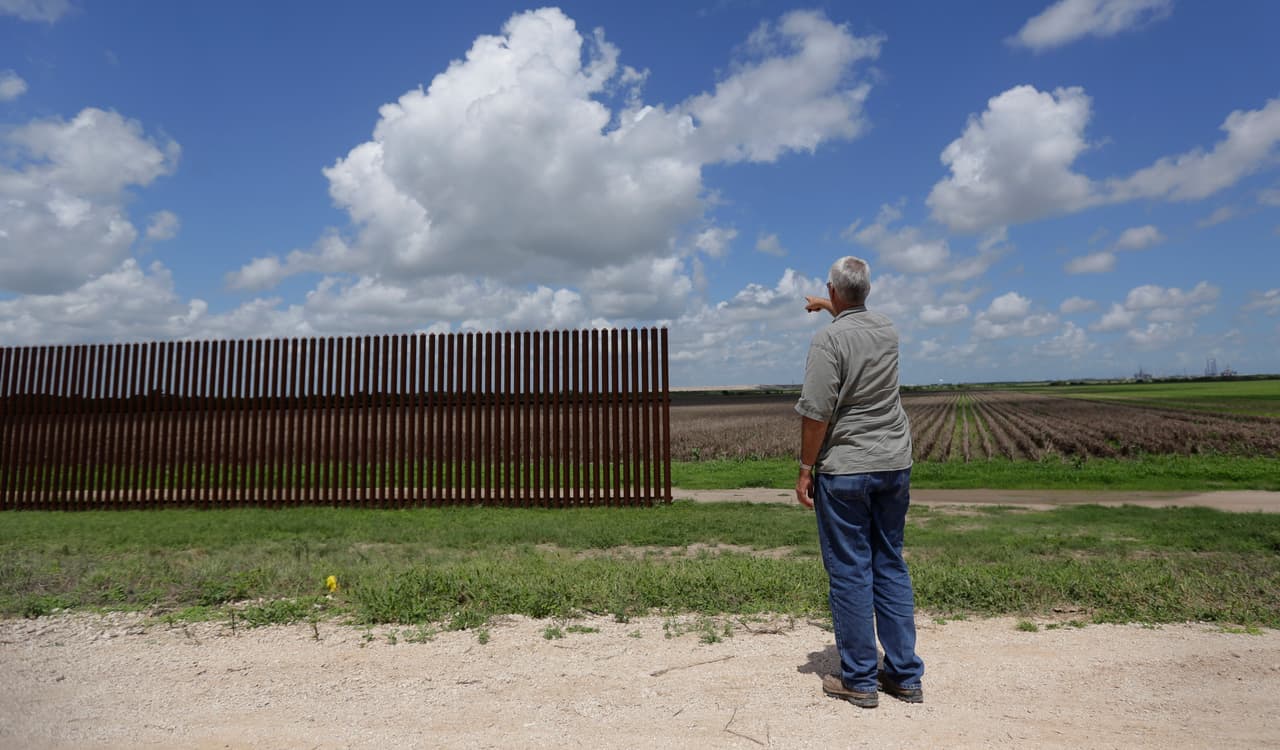 Trump contradice a su jefe de gabinete e insiste en que México pagará el muro