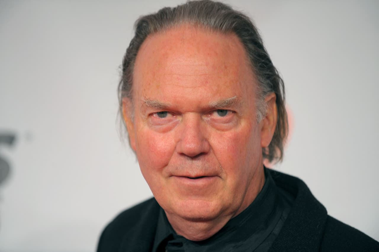 <b>Neil Young.</b> “Donald Trump no estaba autorizado a usar 'Rockin' in the Free World' (‘Rockeando en el mundo libre’, en español) en el evento donde anunció su participación en la carrera presidencial. Neil Young, un ciudadano canadiense, era partidario de Bernie Sanders”. Esta declaración de los representantes del artista la obtuvo 
<a href="https://www.rollingstone.com/politics/politics-news/neil-young-donald-trump-spar-over-rockin-in-the-free-world-use-42869/"><u>la revista Rolling Stone</u></a> en 2015.