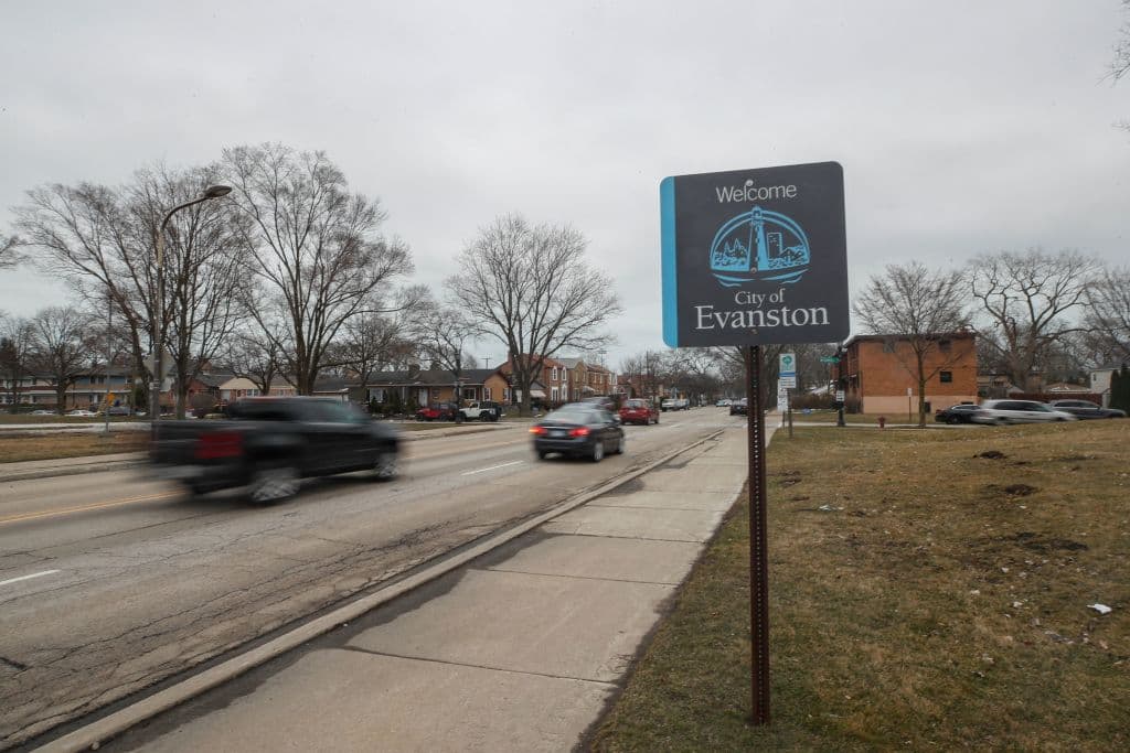 <b>Illinois</b>. El estado de emite una licencia de conducir especial para los no ciudadanos que no pueden obtener un SSN. La licencia se llama Licencia de Conducir de Visitante Temporal (TVDL). Hay dos tipos de TVDL. La primera es para alguien autorizado a residir en este país durante uno o más años. Deben tener al menos seis meses de presencia autorizada en el momento de la solicitud. La segunda es para alguien que no tiene estatus legal pero que ha vivido en Estados Unidos durante al menos un año. Esto significa que si usted eres indocumentado, puede obtener una TVDL. Si tiene un estatus migratorio legal también puede solicitarla. Una TVDL no puede servir como identificación emitida por el gobierno.
<br>Acá te 
<a href="https://www.illinoislegalaid.org/legal-information/drivers-license-immigrants" target="_blank">explican paso por paso cómo obtenerla</a>.