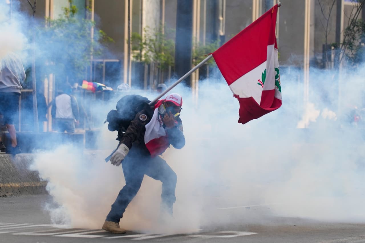 Al menos 8 muertos y decenas de heridos en un día de violentos enfrentamientos en Perú tras la destitución de Pedro Castillo 