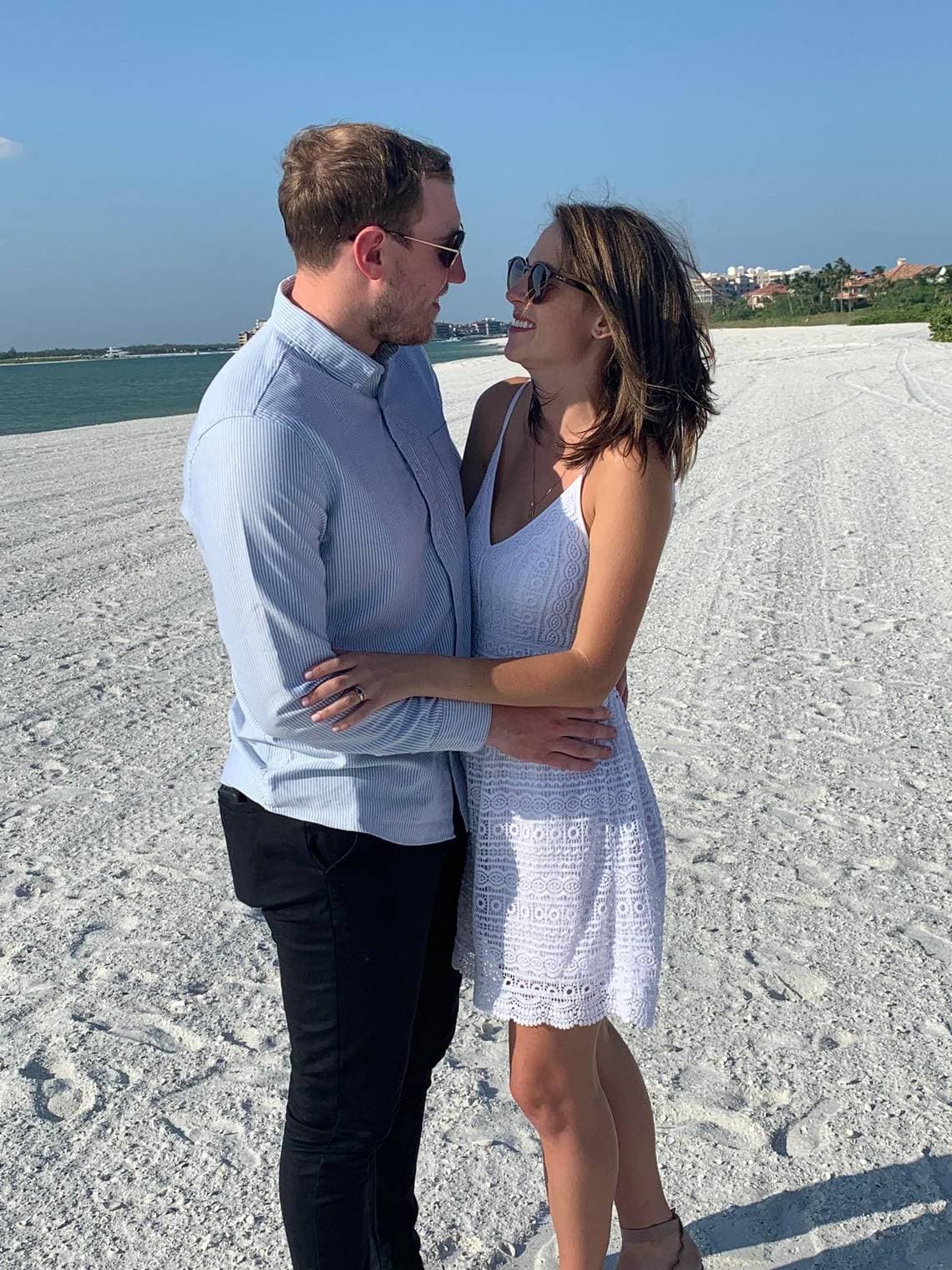 Entre muchas otras historias, también están Mallie Lesniewski y Luke Guthrie, quienes tuvieron que cancelar su boda programada para el 28 de marzo, y no se ven desde enero debido a la pandemia. Él está en la Isla de Man y ella en Miami, esperando que todo pase y se puedan ver pronto y llevar a cabo su celebración.