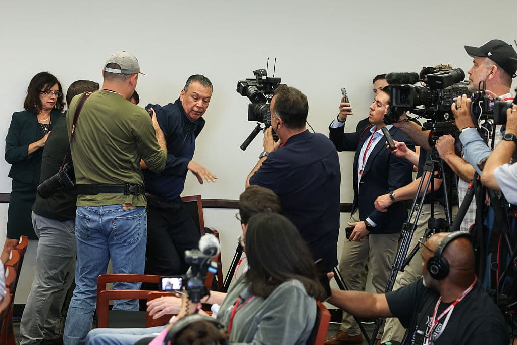 El senador por California, 
<b><a href="https://www.univision.com/local/los-angeles-kmex/senador-alex-padilla-retirado-por-la-fuerza-conferencia-kristi-noem" target="_blank">Álex Padilla, fue retirado a la fuerza y esposado</a></b> este jueves después de sorprender con una pregunta a la 
<b>secretaria de Seguridad Nacional, Kristi Noem</b>, quien ofrecía una conferencia de prensa en un edificio federal en el centro de Los Ángeles, California.