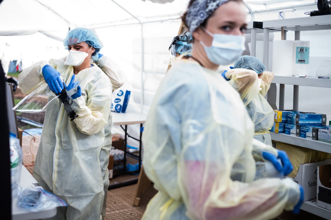 <b>Hospitales de campaña.</b> Igual que en algunos de los países más afectados por la pandemia, en varios estados de EEUU han sido instalados centros de salud temporales para atender a los infectados con el nuevo coronavirus, especialmente en Nueva York. En la fotografía los médicos del hospital Mount Sinai al comenzar su turno en un hospital de campaña instalado en Central Park, Nueva York.