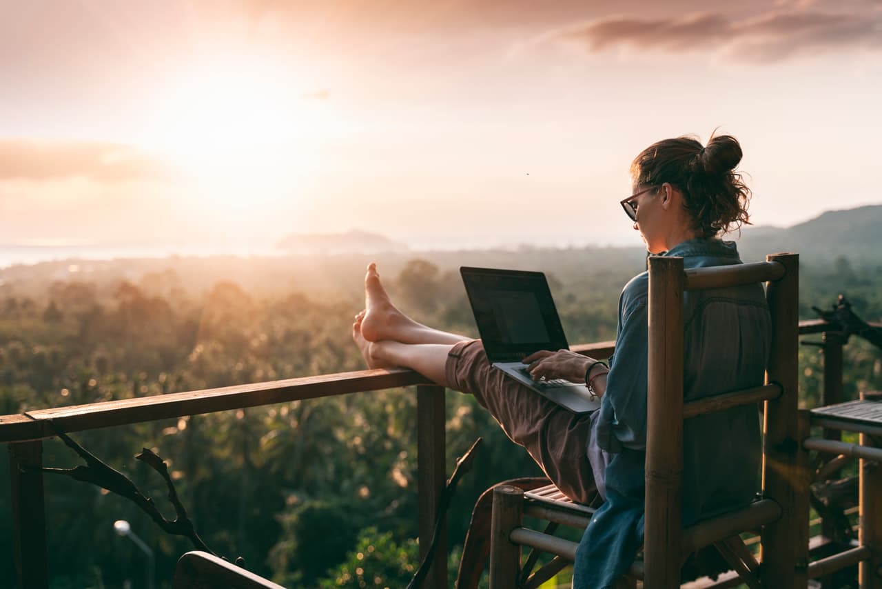 <b>Costos ambientales.</b>
<br>
<br>Aunque no se puede poner un valor monetario a la conservación del medio ambiente, los beneficios del trabajo a distancia relacionados con el clima nos afectan a todos. El teletrabajo ha reducido las emisiones de gases de efecto invernadero, el consumo de combustibles fósiles, la contaminación del aire y la huella de carbono, según FlexJobs.com. 
<br>
<br>“El covid-19 cambió las reglas del juego del lugar de trabajo", dijo a CNBC David Lewis, director ejecutivo de la consultora de recursos humanos OperationsInc. "La capacidad de trabajar desde casa será un gran problema competitivo, y la compensación es parte de eso", agregó.
<br>