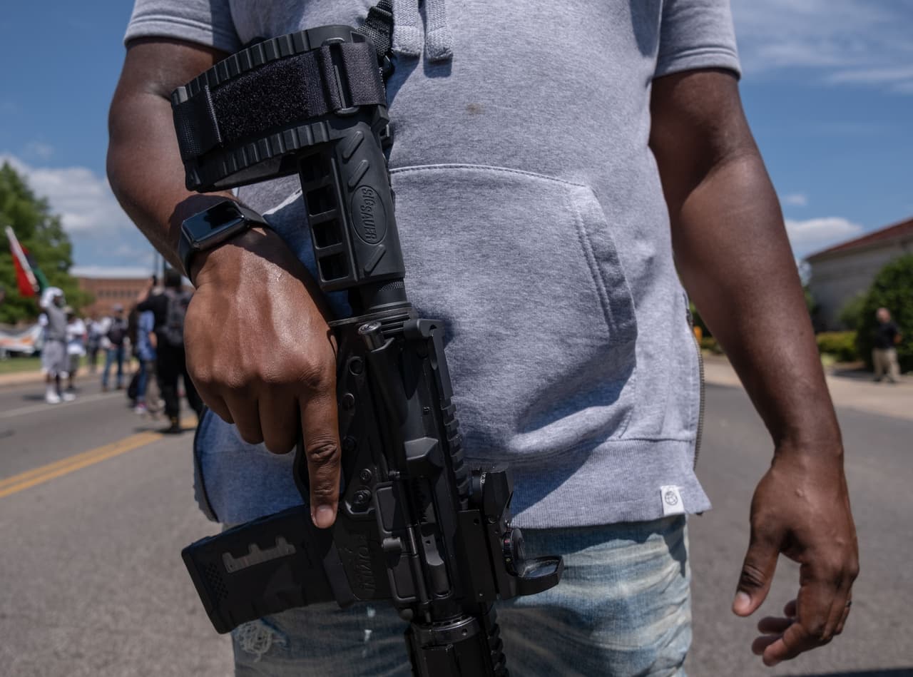 <b>Puesto 18. Oklahoma</b>
<br>
<ul>
 <li>Tasa de verificación de antecedentes de armas de fuego de enero a junio de 2021: 73.6 por cada 1,000 personas</li>
 <li>Verificaciones de antecedentes de armas de fuego hasta junio de 2021: 221,200. </li>
 <li>Total de verificaciones de antecedentes de armas de fuego en 2020: 470,300.</li>
 <li>Total de verificaciones de antecedentes de armas de fuego en 2019: 360,000.</li>
 <li>Cambio de 2019 a 2020: +30.6%. </li>
 <li>Muertes por arma de fuego en 2019: 18.2 por cada 100.000 habitantes.</li>
</ul>
<br>En 2020 se compraron 39,695,315 armas legalmente en el país. Es la marca más alta en las ventas anuales de armas desde que entró en vigencia el actual sistema de registros. 
<br>