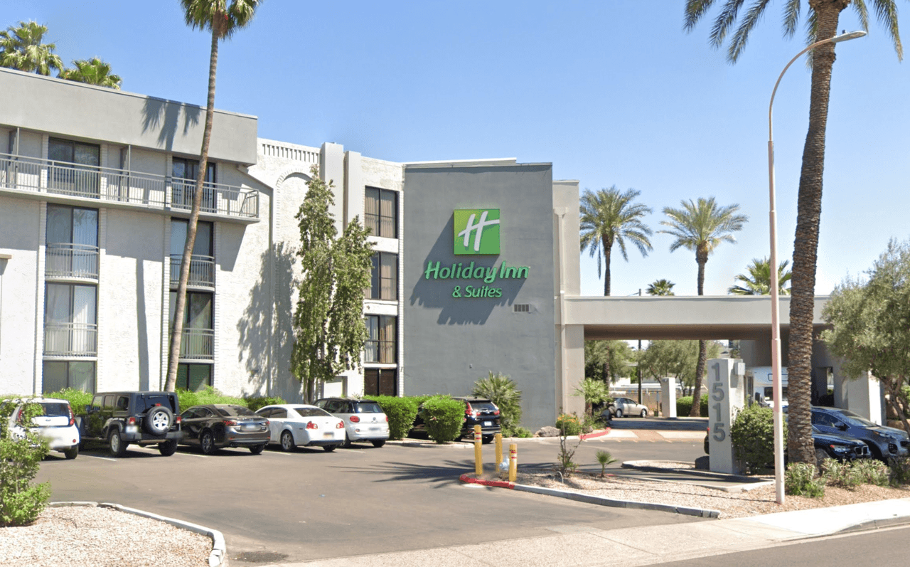 Se requiere una 
<b>identificación válida</b> 
<b>de los empleados de uno de los hospitales</b> al momento de registrase en el hotel, conocido como 
<i>check-in</i>, junto con 
<b>una identificación</b> con foto actual, como una licencia de conducir.
<br> 
<br>
<b>Hotel: Holiday Inn Phoenix Airport North, ubicado en el 1515 N. 44th St.</b>
<br>