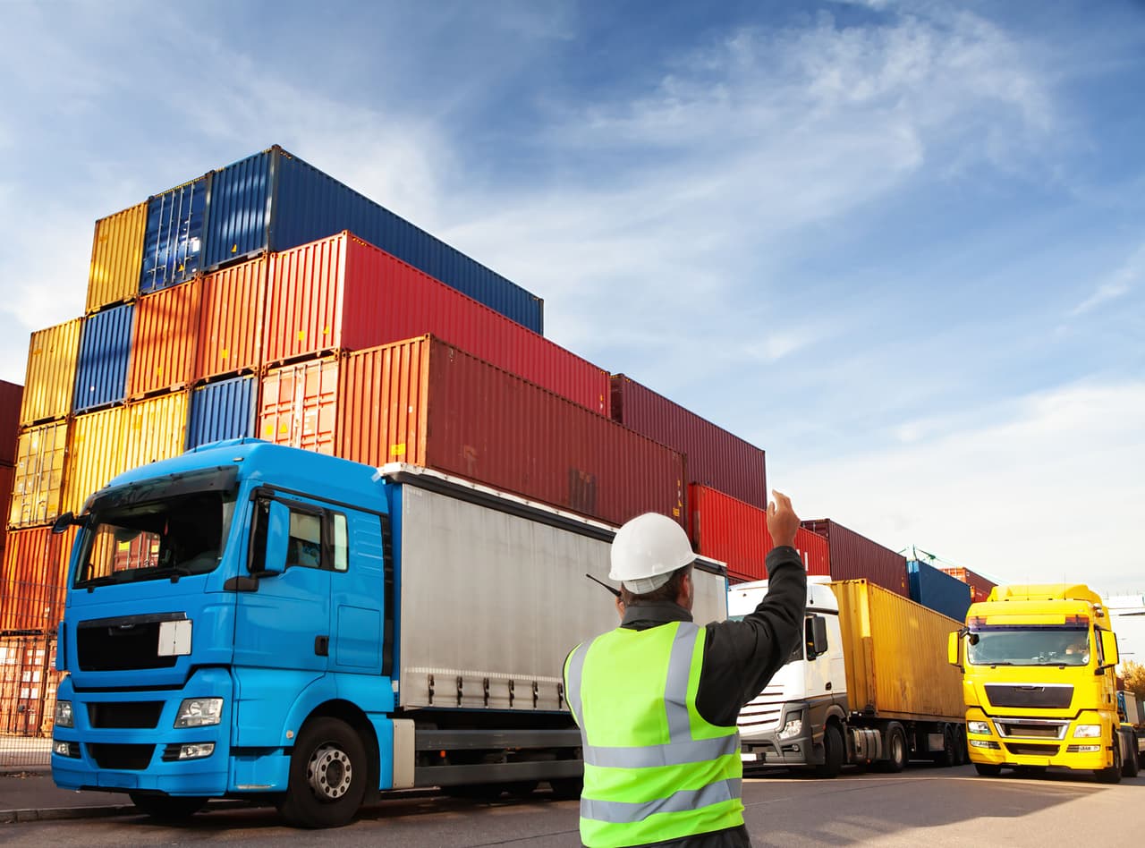 <b>Puesto 2. Industria del comercio, transporte y servicios públicos</b>
<br>
<br>
<b>Renuncias en noviembre de 2021: 996,000</b>
<br>
<br>
<b>Porcentaje de la fuerza laboral que renunció: 3.6%</b>
<br>
<br>La falta de personal en esta industria ha sido uno de los factores que ha impulsado la inflación en el país, ya que la distribución eficiente de los productos es determinante en su precio final. Estados Unidos registró una inflación anual de 6.8% hasta noviembre, la más acelerada en casi 40 años.
<br>
<br>
<i><a href="https://www.univision.com/noticias/dinero/inflacion-estados-unidos-productos-aumento-precio-2021-fotos"><u>Mira aquí los productos que más subieron de precio en 2021</u></a></i>
<br>