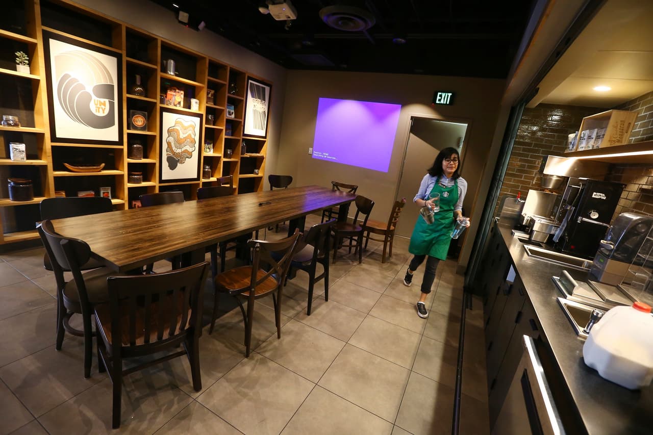 Durante al menos dos semanas, los clientes sí podrán entrar para pedir su orden en la caja, pero no podrán quedarse en el establecimiento o en los patios para consumirlo. 
<br>(AP Photo/Ross D. Franklin)