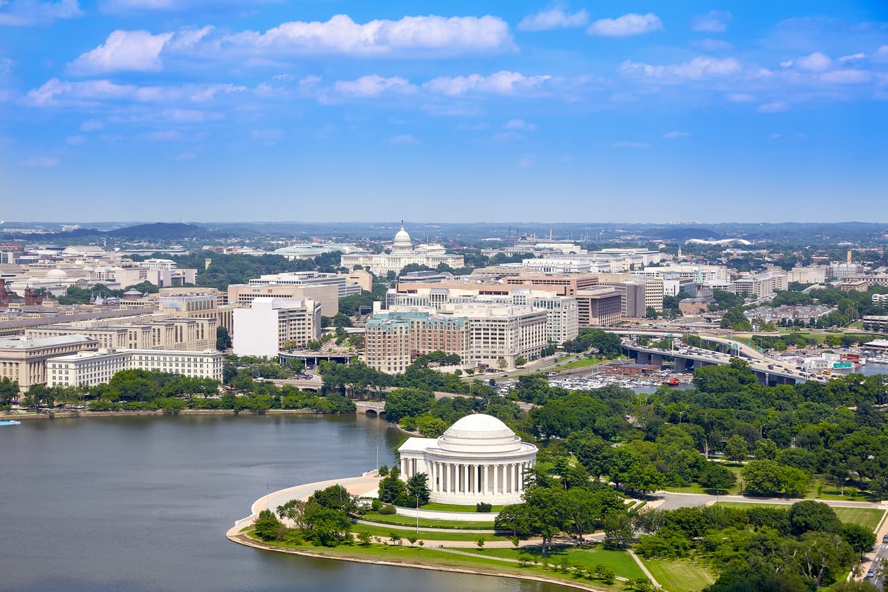 <h2 class="cms-H2-H2">7. Washington-Arlington-Alexandria, DC-Virginia-Maryland-West Virginia</h2>
<br>
<br>🏡
<b> Ingreso anual requerido (después de impuestos):</b> $76,194
<br>
<br>🏡 
<b>Gastos básicos: </b>$38,097
<br>
<br>🏡 
<b>Gastos discrecionales:</b> $22,858 
<br>
<br>🏡 
<b>Deudas y/o ahorro: </b>$15,239