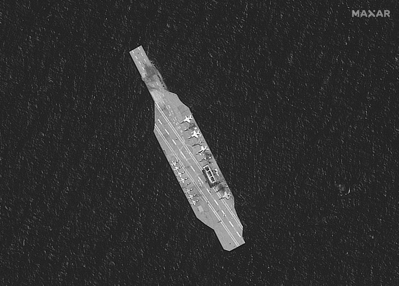 La réplica de portaaviones con algunos daños el 28 de julio, fotografiada desde un satélite. El simulacro, y la respuesta de EEUU a las maniobras, refleja la amenaza latente de conflicto armado entre Teherán y Washington. Una serie de incidentes llevaron al ataque con un dron que 
<a href="https://www.univision.com/noticias/mundo/muere-el-lider-de-un-cuerpo-de-elite-del-ejercito-irani-en-un-bombardeo-en-bagdad"><u>mató al general iraní Qassem Soleimani en enero</u></a>. Irán respondió a esa agresión lanzando misiles balísticos a bases militares estadounidenses en Irak.