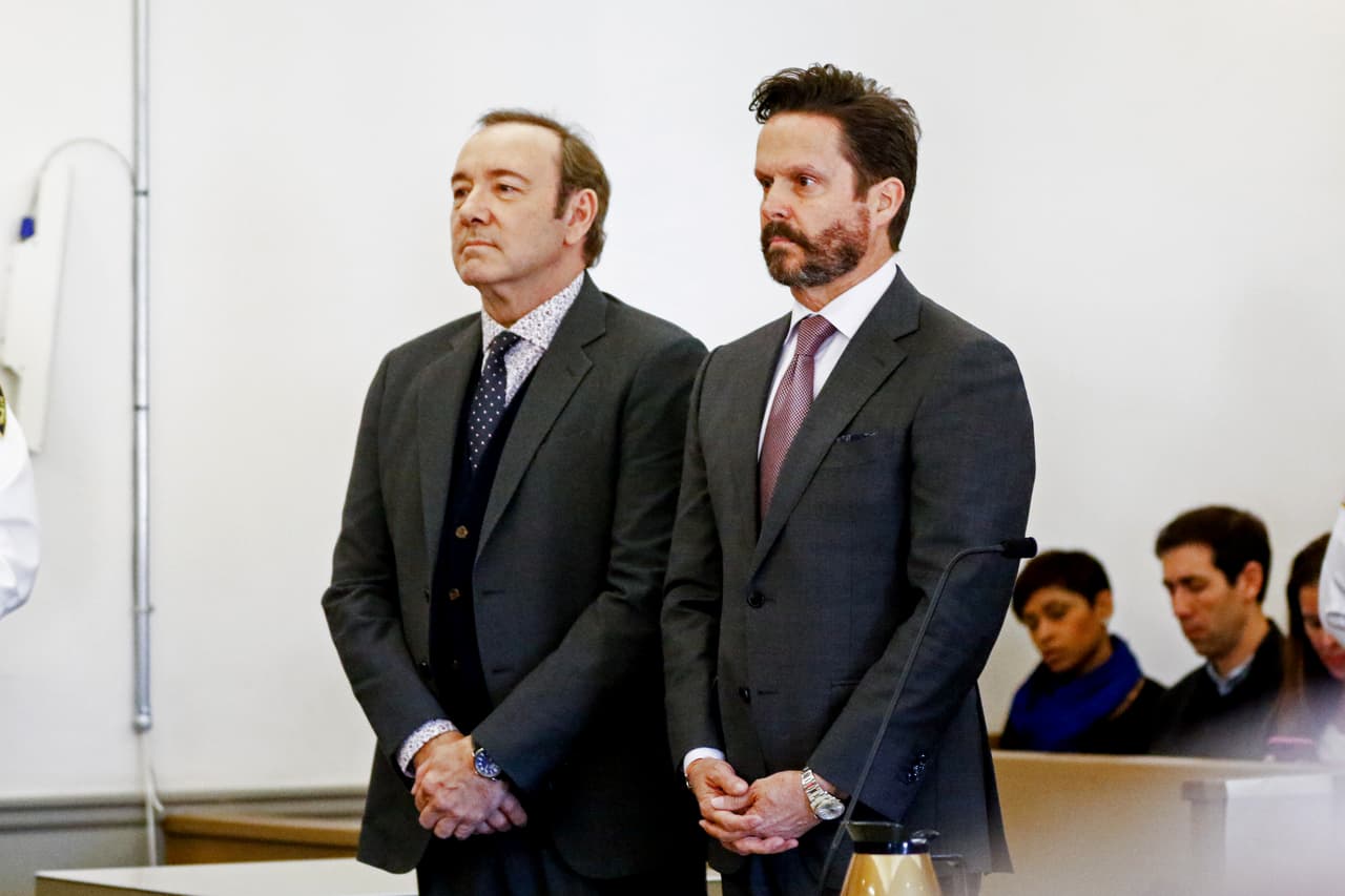 El actor Kevin Spacey (izquierda) y el abogado Alan Jackson en una corte de Massachusetts.