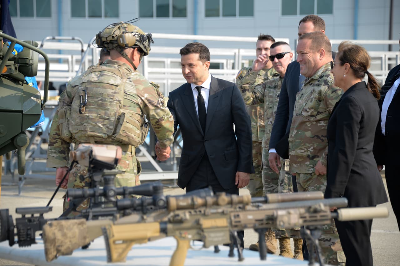 Volodymyr Zelenskyy, presidente de Ucrania, recibe una demostración de equipo táctico durante una visita a la Guardia Nacional Aérea de California en la Base de la Base de Moffett, California, el 2 de septiembre de 2021. El Programa de Asociación Estatal entre la Guardia Nacional de California y Ucrania se estableció en 1993.
