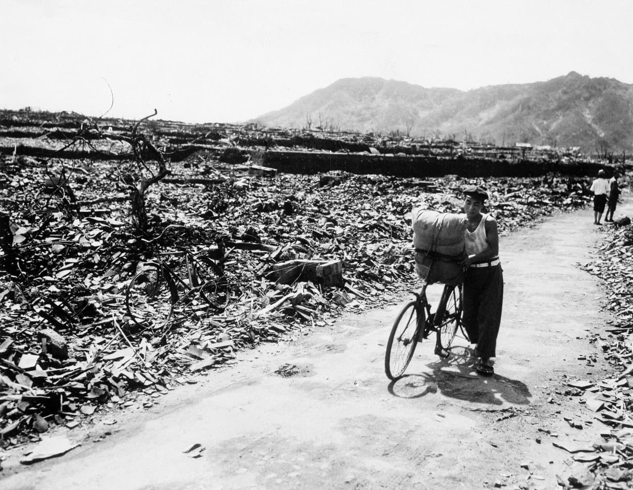El terreno donde se encuentra la ciudad es muy montañoso y esto delimitó los efectos de las ondas expansivas de la explosión inicial. De todos modos la destrucción, el caos y el horror fue similar al de Hiroshima.
