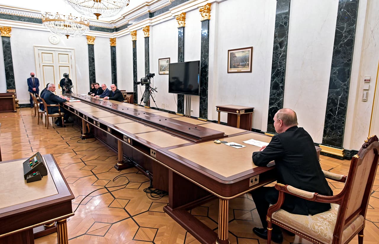 Vladimir Putin encabeza una reunión con su gabinete económico y su posición en la mesa es más que simbólica.