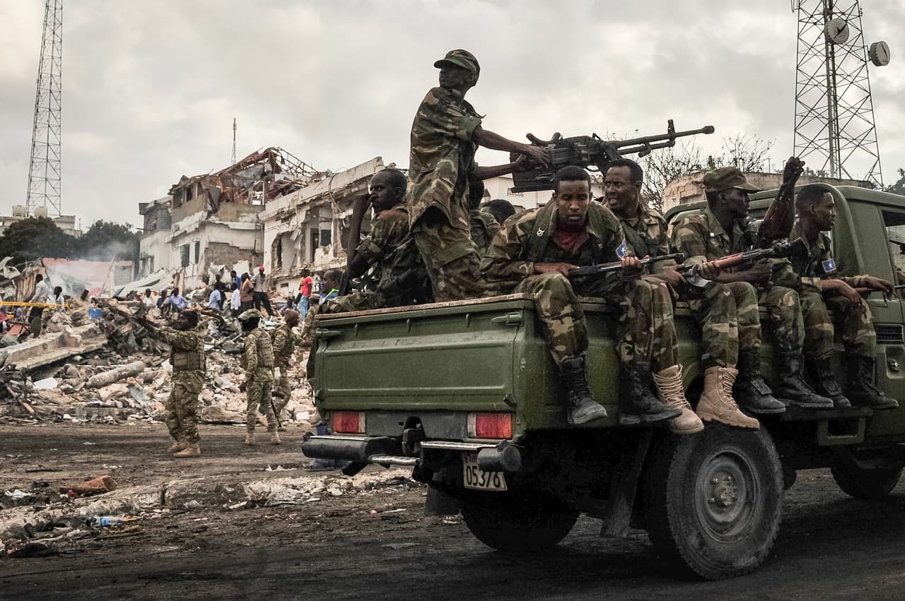 Un grupo de soldados somalíes llega al lugar del atentado.
