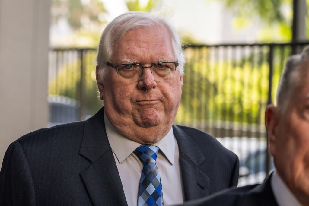 <b>Jeffrey Ferguson</b>, quen fue juez del tribunal superior del condado de Orange en California, hasta 
<b>el 3 de agosto de 2023</b>, espera a sus 74 años por el veredicto del jurado que atendió el juicio en su contra, por 
<b><a href="https://www.univision.com/local/los-angeles-kmex/el-es-jeffrey-ferguson-el-juez-arrestado-por-el-asesinato-de-su-esposa-en-su-casa-en-anaheim-video" target="_blank">el asesinato de Sheryl, quien fue su esposa durante 27 años</a></b>.