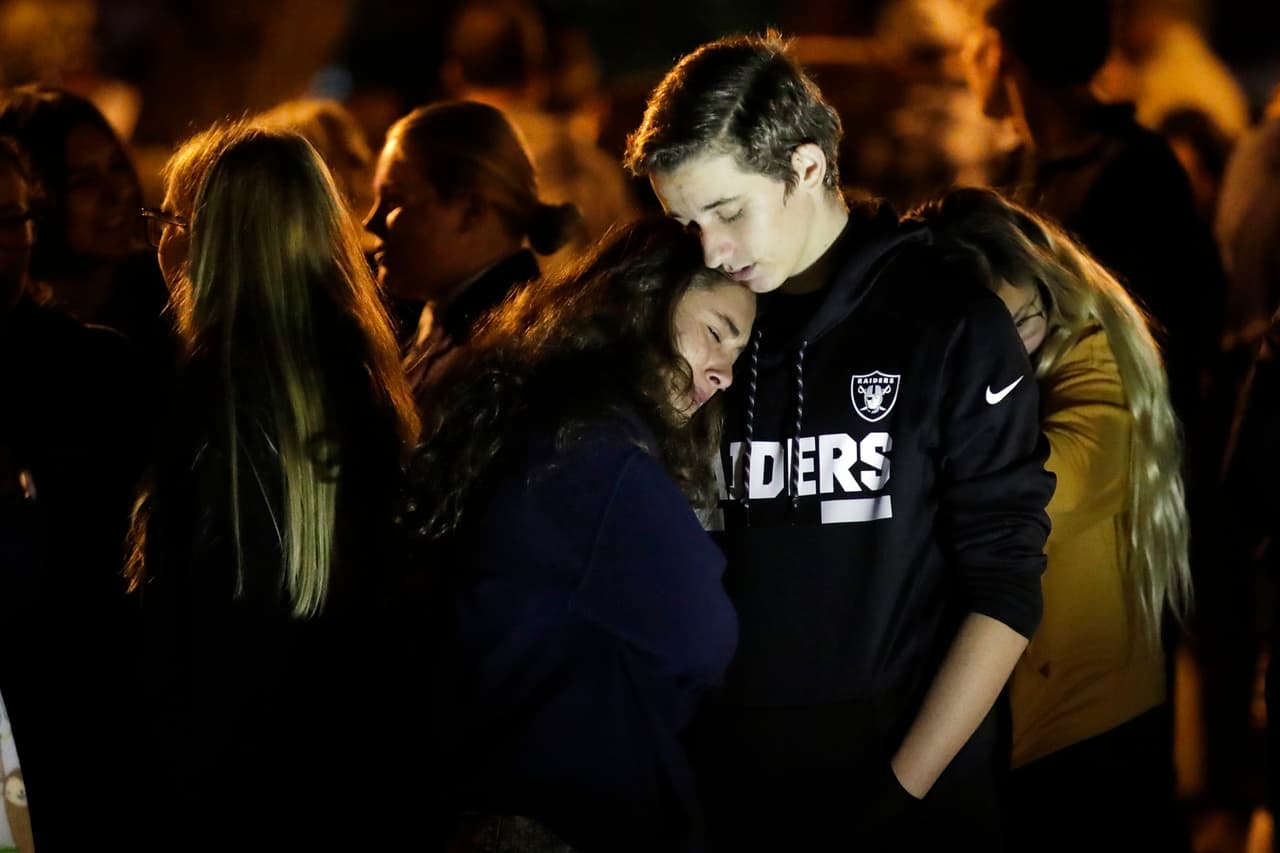 En la imagen Hannah Schooping-Gutiérrez, al centro, estudiante de la secundaria Saugus, es consolada por su novio Declan Sheridan. Las víctimas fatales han sido descritas como una joven de 16 años y otro de 14.
<b> </b>Ambas fallecieron en el hospital Henry Mayo, donde aparentemente atienden también al sospechoso"como un paciente en condición grave".