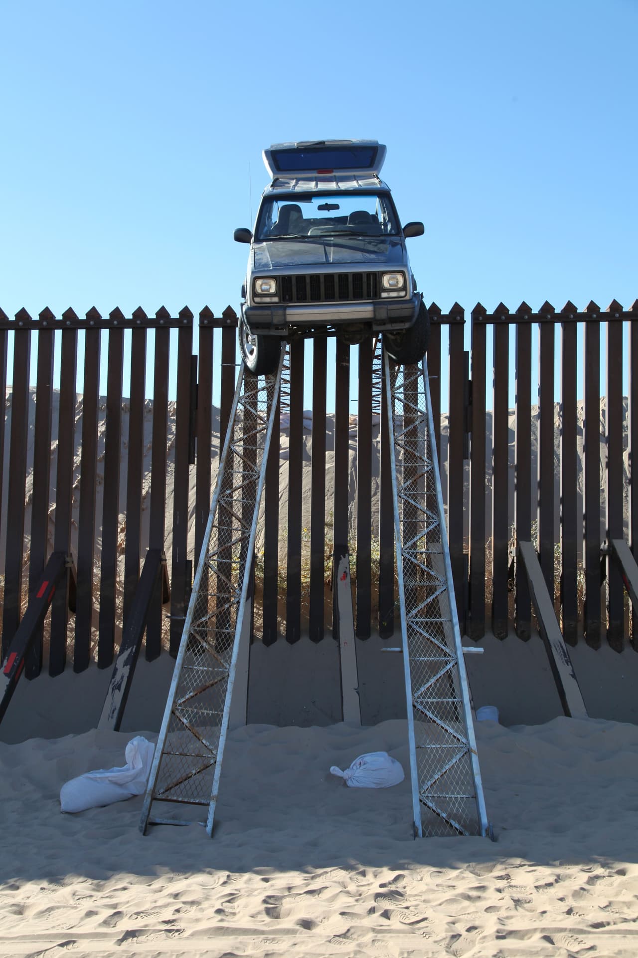 <b><a href="https://www.nytimes.com/2017/03/10/opinion/design-competition-or-ideological-crisis.html?_r=0">Cuando los agentes de la frontera se toparon </a></b>con la escena dos hombres del lado de México intentaban liberar el automóvil. El carro ya estaba vacío. Los medios registraron en ese momento que esta no era la primera vez que se veía tan ambiciosa hazaña. Ya en 2011 se había intentado pasar un camión entero, sin éxito.
<br>