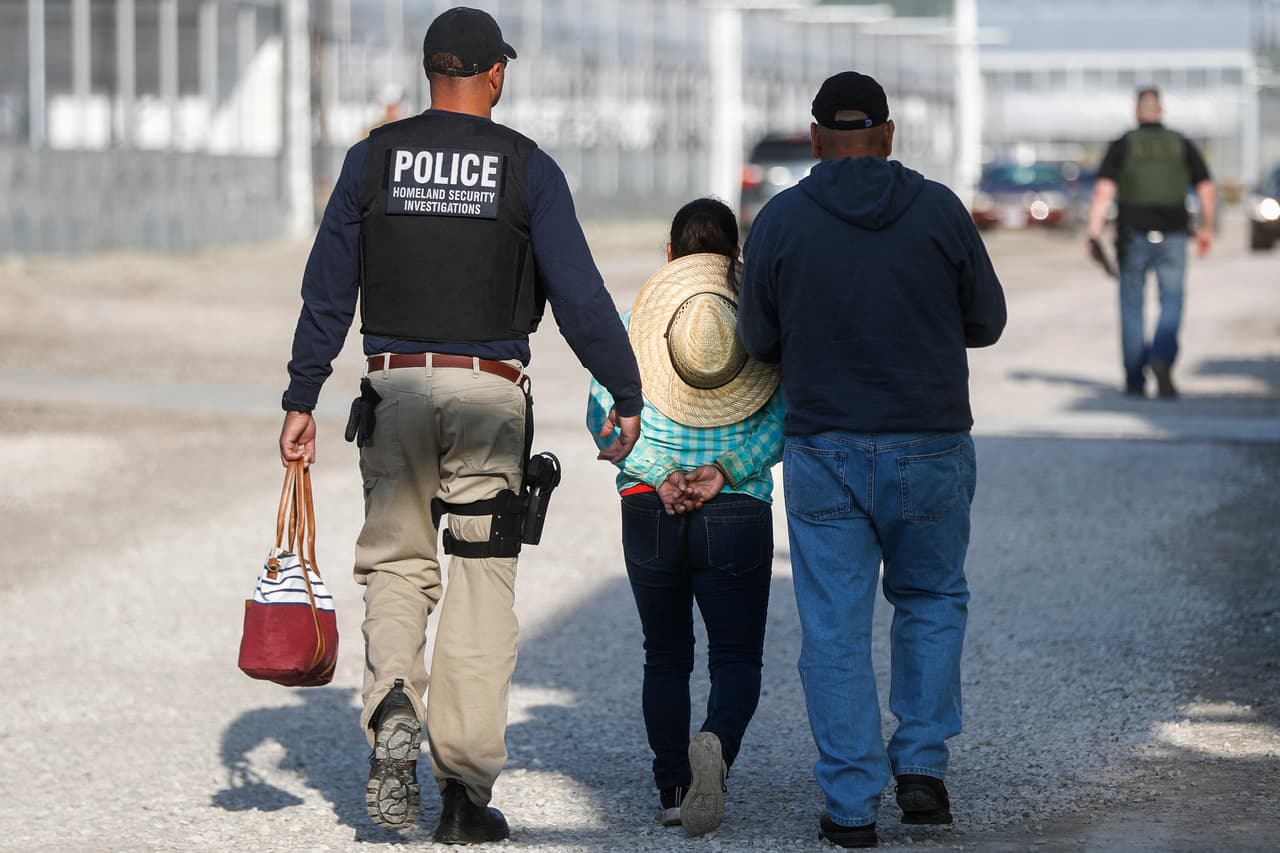 <b>Redadas masivas</b>. En octubre de 2017 Trump envió una carta a los líderes del Congreso donde detalló su intención de aumentar las redadas, uno de los objetivos de su reforma migratoria. Desde enero de 2018 han sido intervenidas por ICE entre otras la cadena de tiendas
<a href="https://www.univision.com/los-angeles/kmex/noticias/inmigracion/ice-realiza-auditorias-en-varias-tiendas-7-eleven-del-pais-buscando-empleados-indocumentados"> <u>Seven Eleven en 17 estados</u></a>, una fábrica de
<a href="https://www.univision.com/dallas/kuvn/noticias/redadas/en-fotos-una-redada-de-ice-deja-mas-de-150-arrestados-en-una-fabrica-de-trailers-en-texas-fotos"> <u>trailers en Texas</u></a>, una
<a href="https://www.univision.com/noticias/redadas/fotos-ice-realiza-en-nebraska-una-de-sus-mayores-operaciones-migratorias-de-la-historia-fotos"> <u>planta de tomate con sedes en Nebraska y Minnesota</u></a>, una
<a href="https://www.univision.com/noticias/redadas/arrestan-a-146-inmigrantes-indocumentados-en-una-redada-masiva-en-procesadora-de-carne-en-ohio"> <u>empresa de carne</u></a> en Ohio y otra de
<a href="https://www.univision.com/noticias/redadas/unas-200-personas-trabajaban-en-una-empresa-de-jardineria-ice-se-llevo-a-114-en-una-manana-fotos"> <u>jardinería </u></a>en ese mismo estado (en la fotografía, tomada el 5 de junio de 2018).