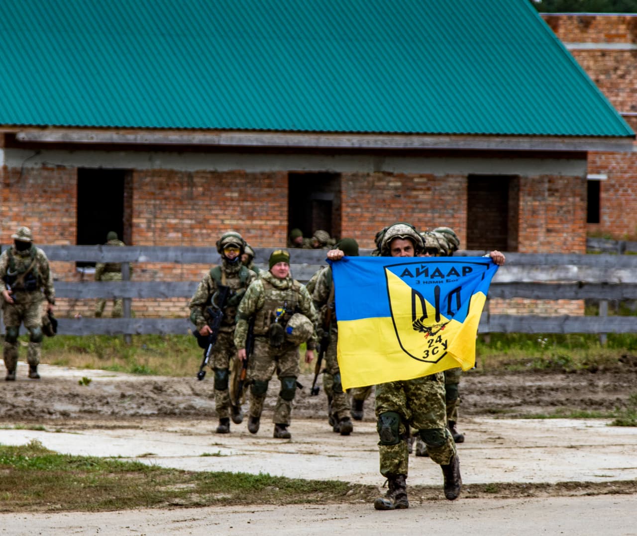 Las Fuerzas Armadas de Ucrania con una bandera de combate después de un asalto a una aldea simulada durante un ejercicio de entrenamiento multinacional, Rapid Trident 2021, en una base militar cerca de Yavoriv, en el oeste de Ucrania, en 2021.