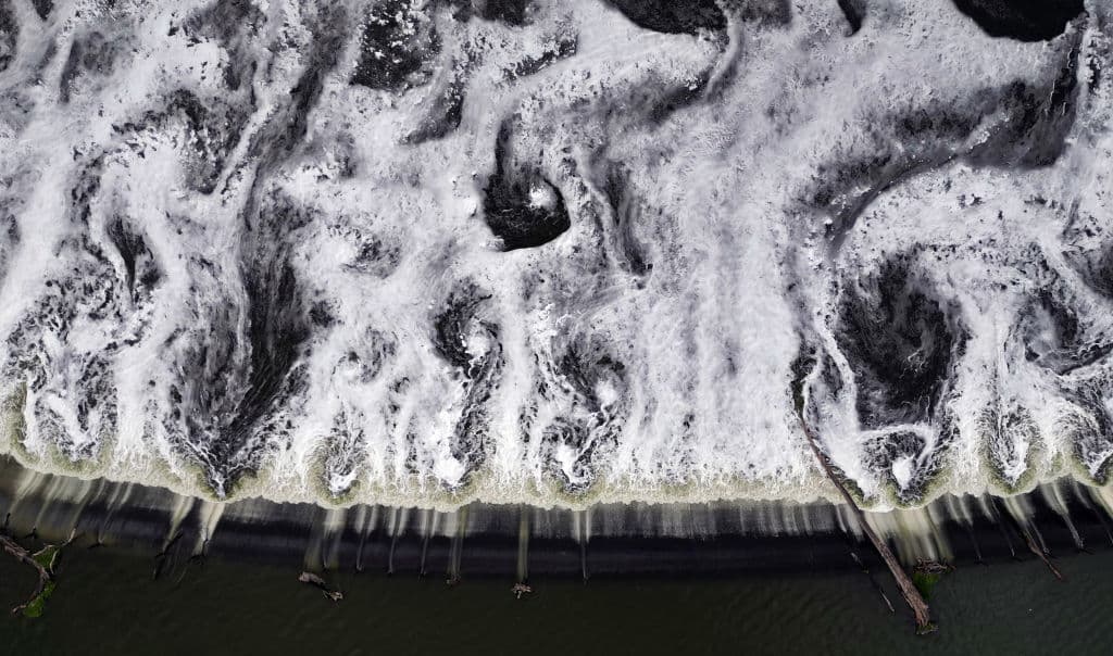 Derrame de 1.4 millones de galones de aguas residuales impacta la Bahía de Tampa:  ¿qué pasó y cuáles son los riesgos?