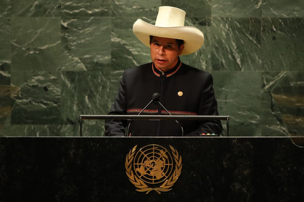 El presidente de Perú, 
<a href="https://www.univision.com/noticias/america-latina/peru-jurado-electoral-proclama-ganador-elecciones-presidenciales-a-pedro-castillo">el izquierdista Pedro Castillo</a>, figura en los últimos lugares de la tabla general de Ipsos, con apenas 15% de aprobación frente a 74% de rechazo. Desde que inició su accidentada gestión hace un año, su gobierno ha sido objeto de seis investigaciones por presunta corrupción. En una reciente encuesta de Ipsos, la desaprobación llega hasta el 69%, aunque ha mejorado levemente. Un 61% de los encuestados sostiene que Castillo, debería renunciar, en tanto que un 36% afirma que debería cumplir su mandato hasta julio de 2026.