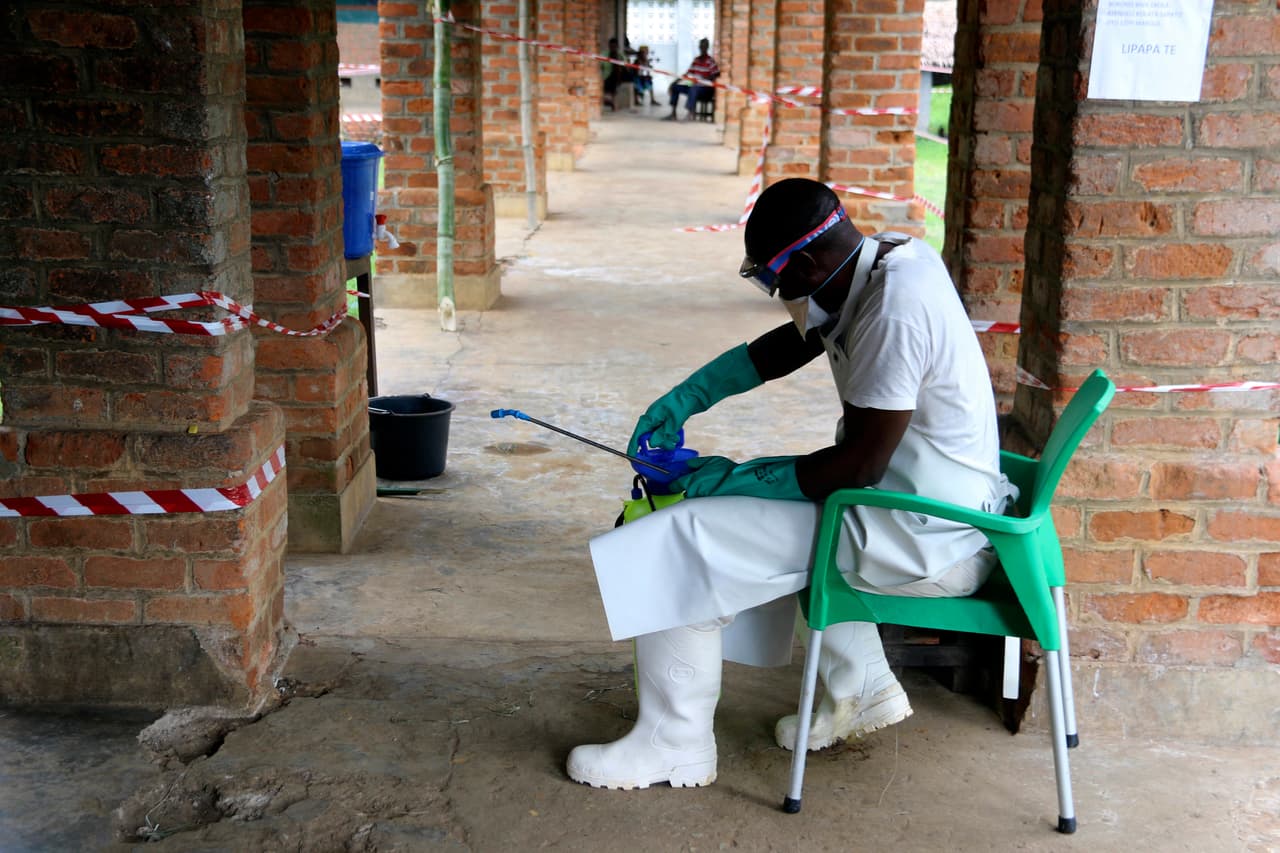 Mbandaka está ubicada junto al río Congo, un área crucial de intercambio comercial con la capital, Kinshasa, que tiene 10 millones de habitantes. Esto aumenta la amenaza de que el virus traspase las fronteras del país.