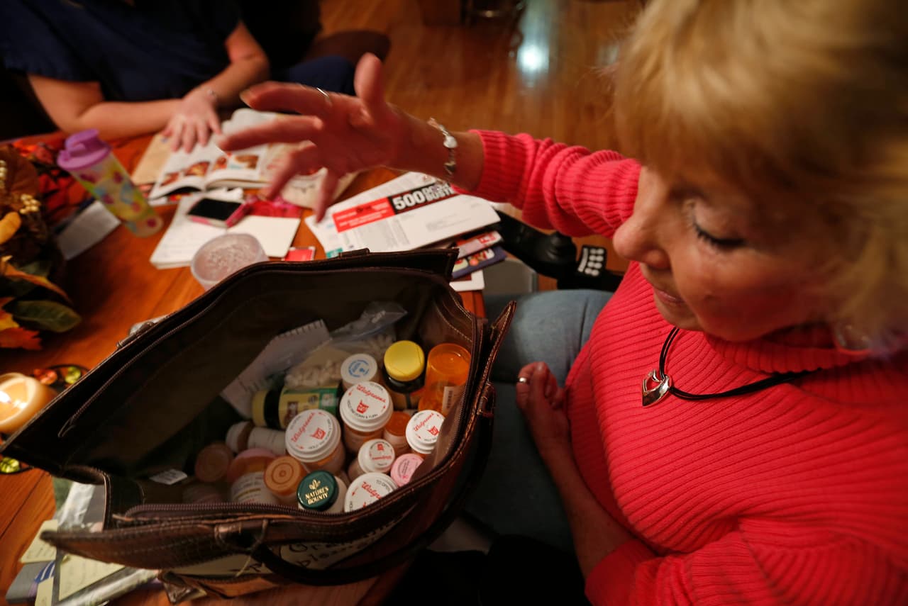 Sandy Wright revisa su cartera de medicamentos en Peoria, Illinois, el 25 de noviembre de 2013. Sufre de neuromielitis óptica también conocida como la enfermedad de Devic y tiene una asistente de enfermería certificada para ayudarla en la casa. En medio de la avalancha de críticas sobre el despliegue de Obamacare, los grupos conocidos como Organizaciones de Cuidado Responsables (ACOs) se dedicaron en silencio al negocio de investigar el potencial de la reforma de la salud.