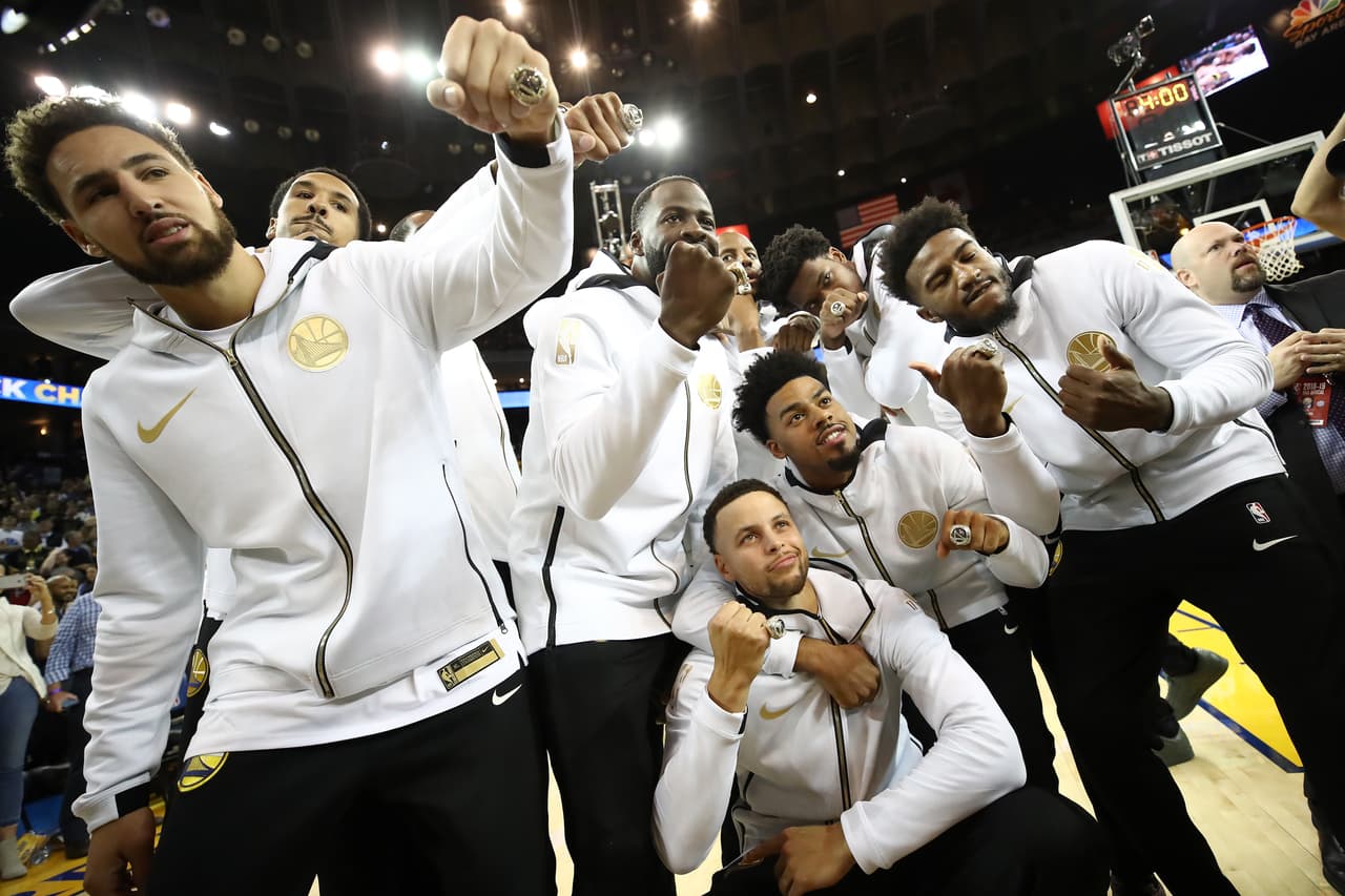 <b>Los Golden State Warriors, ganadores del campeonato de la NBA en 2017.</b> "La Casa Blanca es un gran honor, pero hay otras circunstancias que hacen que no nos sintamos cómodos para ir", dijo el jugador Klay Thompson refiriéndose a los jugadores afroamericanos 
<a href="https://www.univision.com/noticias/politica/en-fotos-jugadores-de-la-nfl-se-arrodillaron-en-protesta-historica-contra-trump-fotos">criticados por Trump cuando se arrodillaron durante el himno nacional</a> al principio de los partidos. Después de esto el mandatario 
<a href="https://twitter.com/realDonaldTrump/status/911572182060453893?ref_src=twsrc%5Etfw%7Ctwcamp%5Etweetembed%7Ctwterm%5E911572182060453893&ref_url=https%3A%2F%2Fobserver.com%2F2019%2F06%2Fmegan-rapinoe-other-athletes-white-house%2F" target="_blank">declinó la invitación vía Twitter</a> y el equipo celebró su campeonato en el Museo Nacional de Historia y Cultura Afroamericana.
