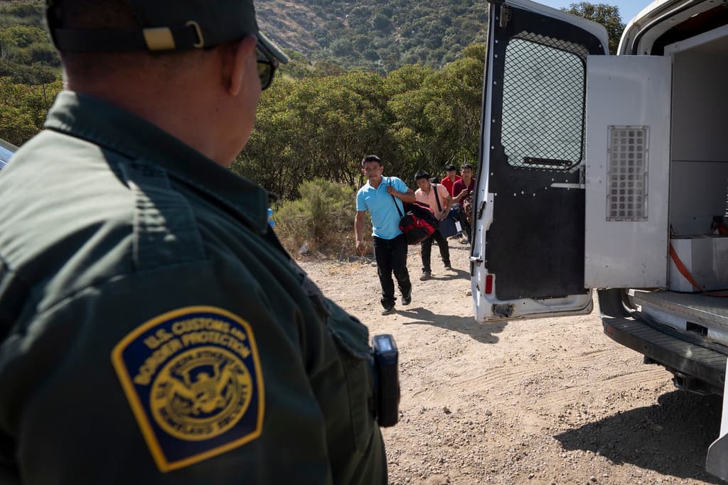 Los arrestos entre puertos de entrada en la frontera caen en un 25% desde que Biden impuso su nueva política de restricciones al asilo